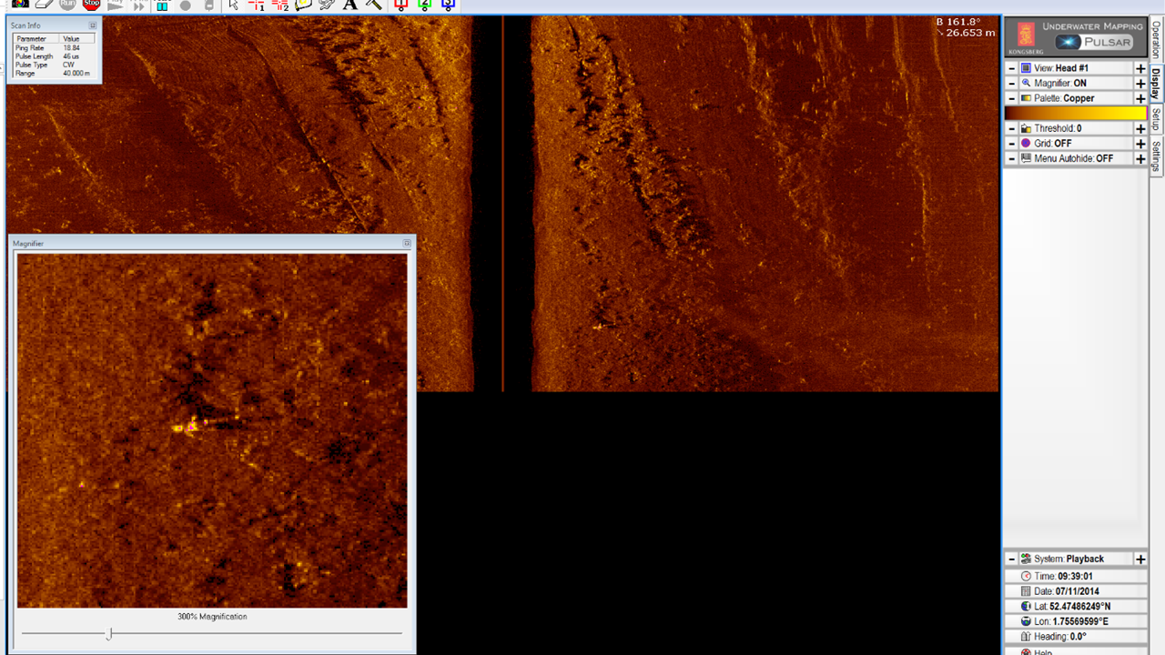 Slik kan sonar-bildene fra havbunnen se ut, og her ser vi faktisk en dukke som ligger på havbunnen.